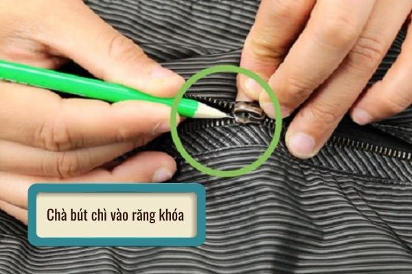 Chà bút chì vào răng khóa